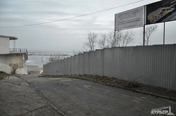 В одесской Аркадии строители аквапарка снесли офис коммунального предприятия (ФОТО)