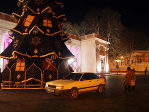 На Думской площади прямо у главной елки Одессы и мэрии - парковка (ФОТОФАКТ)