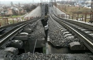 В Мариуполе террористы взорвали один железнодорожный мост и не смогли взорвать еще один