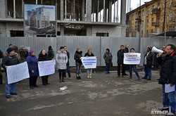 Одесситы против застройки площади Толстого, а титушки за забором прячутся (ФОТОРЕПОРТАЖ)