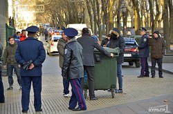 Перед одесской мэрией — митинги и попытки «мусорной люстрации» (ФОТО)