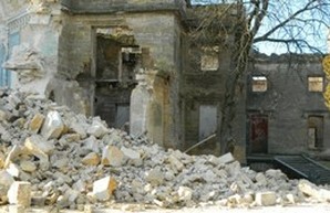 Обрушился замок Курисов, который сгорел еще 24 года назад (ФОТО)
