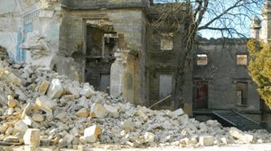 Обрушился замок Курисов, который сгорел еще 24 года назад (ФОТО)