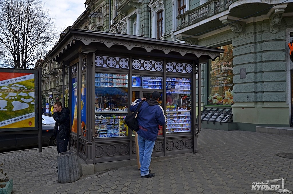 Торговые ларьки незаконно заполонили зеленые зоны Одессы (Фоторепортаж)