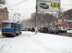 ДТП на Водопроводной: столкнувшиеся машины заблокировали движение трамваев (ФОТО)