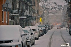 Одессу продолжает заметать снегом
