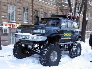 Одесские джиперы начали помогать застрявшим в снегу (обновляется)
