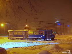 Заснеженная Одесса вечером: сугробы, застрявшие авто, пешеходы и последний троллейбус (ФОТО)
