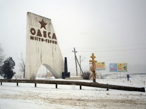 На автодорогах под Одессой заторы из сотен машин: крупные предприятия оказывают помощь