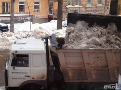 Две недели после снегопада: из Одессы все еще вывозят снег (ФОТОФАКТ)