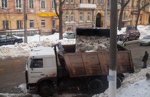 Две недели после снегопада: из Одессы все еще вывозят снег (ФОТОФАКТ)