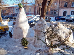 В центре Одессы тают двухметровый Снеговик с Дедом Морозом (ФОТОФАКТ)