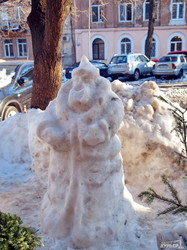 В центре Одессы тают двухметровый Снеговик с Дедом Морозом (ФОТОФАКТ)