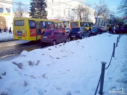 Огромные сугробы на тротуарах и дороге стали причиной заторов в центре Одессы (ФОТО)