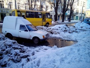 Огромные сугробы на тротуарах и дороге стали причиной заторов в центре Одессы (ФОТО)