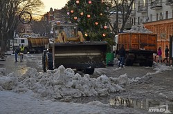 Дерибасовскую улицу от снега убирает Михалыч (ФОТО)