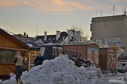 Дерибасовскую улицу от снега убирает Михалыч (ФОТО)