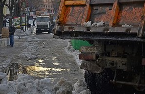 Дерибасовскую улицу от снега убирает Михалыч (ФОТО)