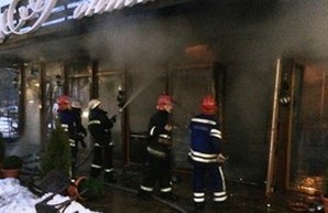 Пострадавшего во время пожара в Измаиле мангальщика перевозят из Одессы в Киев