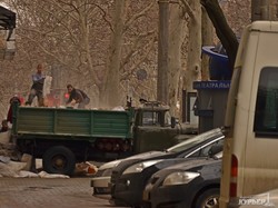 Пожар на Ришельевской: из пустующего дома выносят строительный мусор (ФОТО)