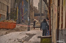 В одесских трущобах Деволановского спуска рушится крыша старого дома (ФОТОРЕПОРТАЖ)
