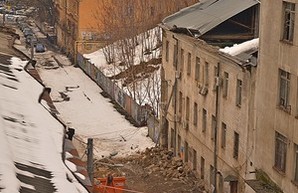 В одесских трущобах Деволановского спуска рушится крыша старого дома (ФОТОРЕПОРТАЖ)