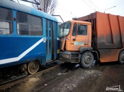 Трамвай и мусоровоз: столкновение лоб в лоб (ФОТО)