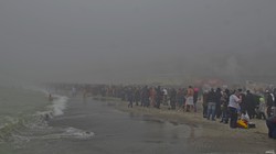 Народные купания в тумане на главном пляже Одессы (ФОТО)