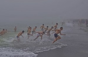 Народные купания в тумане на главном пляже Одессы (ФОТО)