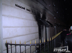 В Одессе "коктейлем Молотова" подожгли офис (ФОТО)