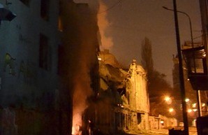Обрушившийся дом еще и загорелся (ФОТО)