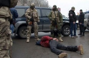 Сообщник задержанных у Малиновского рынка вооруженных людей отправлен под домашний арест