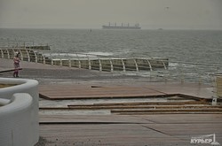 Последствия шторма на набережной Ланжерона (ФОТО)