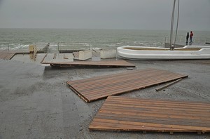 Последствия шторма на набережной Ланжерона (ФОТО)