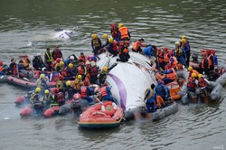 Авиакатастрофа на Тайване: самолет упал в реку (ВИДЕО)