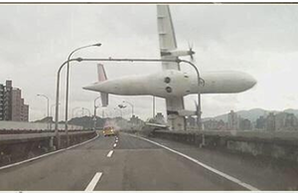 Авиакатастрофа на Тайване: самолет упал в реку (ВИДЕО)