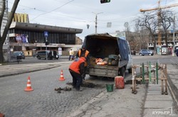 Особенности ремонта дорог в Одессе: сначала ямы засыпают, и только потом ремонтируют (ФОТО)