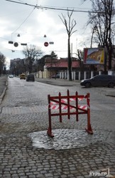 Особенности ремонта дорог в Одессе: сначала ямы засыпают, и только потом ремонтируют (ФОТО)