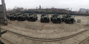 Помощь НАТО: в Ильчевск уже привезли британские броневики Saxon (ФОТО)