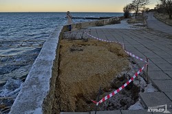 Море разрушает берег Одессы на пляже Дельфин (ФОТО)
