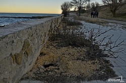Море разрушает берег Одессы на пляже Дельфин (ФОТО)