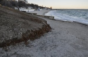 Морские волны разбили берег на пляже Дельфин (ФОТО)