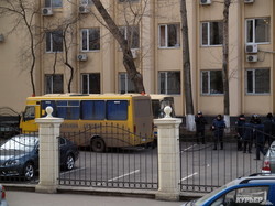 Одесская милиция приехала охранять Приморский суд на школьном автобусе (ФОТО)