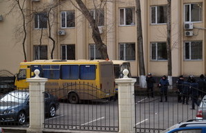 Одесская милиция приехала охранять Приморский суд на школьном автобусе (ФОТО)