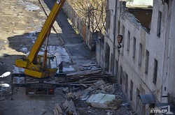 Заброшенные строения на Деволановском спуске расчищают от последствий разрушений (ФОТО)