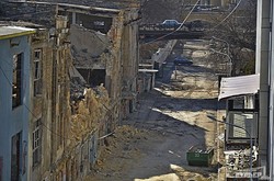 Заброшенные строения на Деволановском спуске расчищают от последствий разрушений (ФОТО)