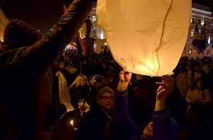 Одесситы запустили небесные фонарики в память о Небесной Сотне (ФОТОРЕПОРТАЖ)