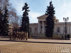 Одесскую мэрию охраняют ранее неизвестные общественники в камуфляже (ФОТО)