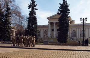 Одесскую мэрию охраняют ранее неизвестные общественники в камуфляже (ФОТО)