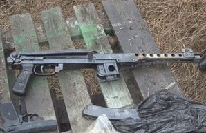 Одесские милиционеры "накрыли" арсенал из раритетного автомата и пистолетов (ФОТО, ВИДЕО)